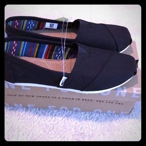 NIB black classic Toms
